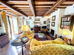 Luxurious Umbrian Retreat for 10 With Private Terrace and Pool