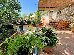 Luxurious Umbrian Retreat for 10 With Private Terrace and Pool
