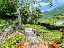 Luxurious Umbrian Retreat for 10 With Private Terrace and Pool