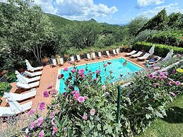 Luxurious Umbrian Retreat for 10 With Private Terrace and Pool