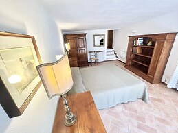 Luxurious Umbrian Retreat for 10 With Private Terrace and Pool