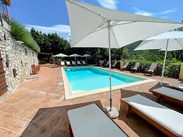 Luxurious Umbrian Retreat for 10 With Private Terrace and Pool