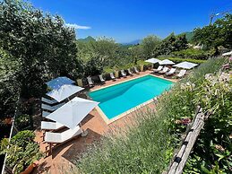 Luxurious Umbrian Retreat for 10 With Private Terrace and Pool