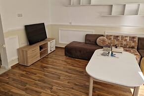 2 Bed Villa, Sleeps 4 - Garden, Wifi, Parking