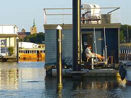 Houseboat Harmony