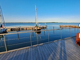 Houseboat Harmony