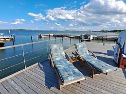 Houseboat Harmony