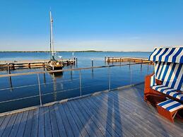 Houseboat Harmony