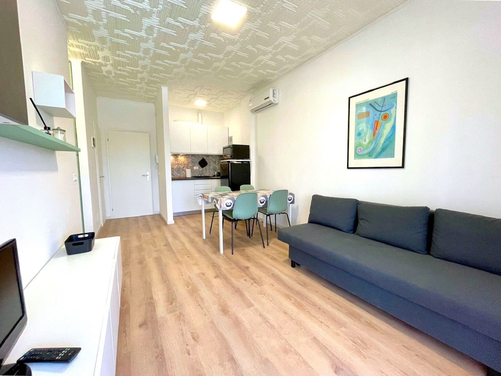 Apartment by the Beach With Pool View