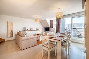 Coastal Retreat With Balcony