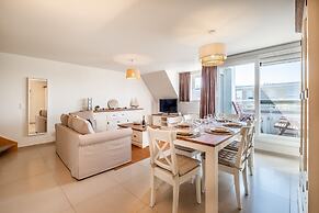Coastal Retreat With Balcony