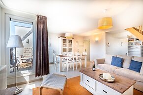 Coastal Retreat With Balcony