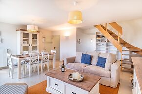 Coastal Retreat With Balcony