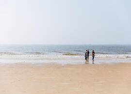 Spacious Seafront Retreat