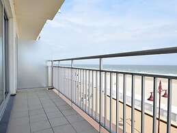 Spacious Seafront Retreat