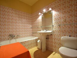Spacious Seafront Retreat