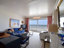 Spacious Seafront Retreat