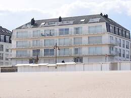 Spacious Seafront Retreat