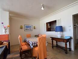 Spacious Seafront Retreat