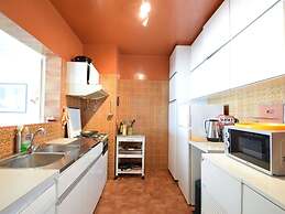 Spacious Seafront Retreat