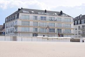 Spacious Seafront Retreat