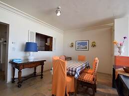 Spacious Seafront Retreat