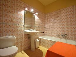 Spacious Seafront Retreat