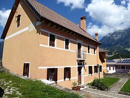 Charming Alpine Retreat for 9