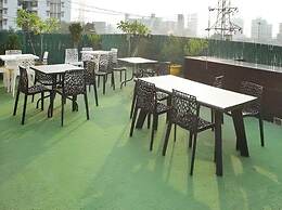 Lime Tree Hotel and Banquet Huda Metro