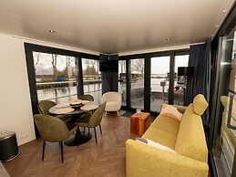 Houseboat in Offingawier With Sea View