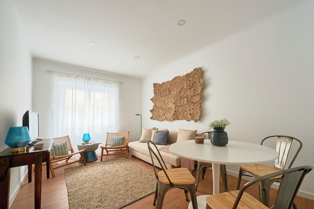 Belem Light Filled Apt With Patio, By Timecooler