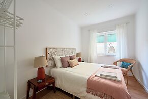 Belem Light Filled Apt With Patio, By Timecooler