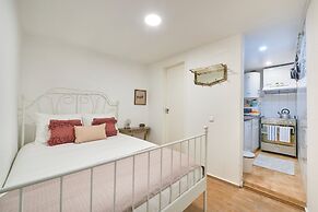 Idyllic Light-Filled Alfama Apt, By Timecooler