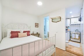Idyllic Light-Filled Alfama Apt, By Timecooler