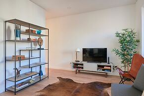 Deluxe Apt At Amazing Prime Location, By Timecooler