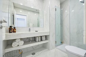 Deluxe Apt At Amazing Prime Location, By Timecooler
