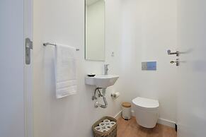 Deluxe Apt At Amazing Prime Location, By Timecooler