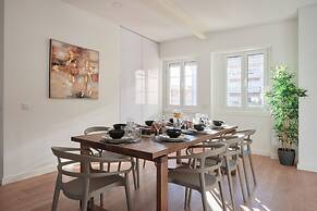 Deluxe Apt At Amazing Prime Location, By Timecooler