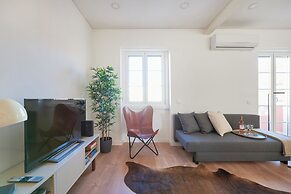 Deluxe Apt At Amazing Prime Location, By Timecooler