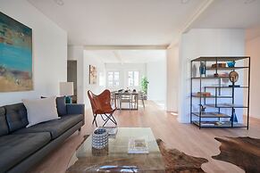 Deluxe Apt At Amazing Prime Location, By Timecooler