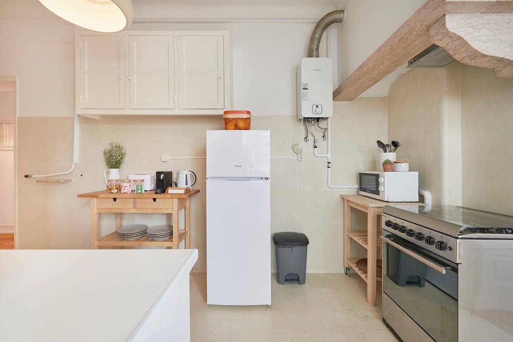 Light Filled & Renovated Apartment, By Timecooler
