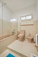 Light Filled & Renovated Apartment, By Timecooler