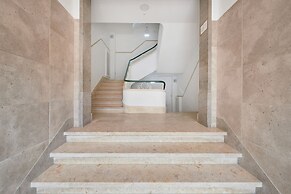 Light Filled & Renovated Apartment, By Timecooler