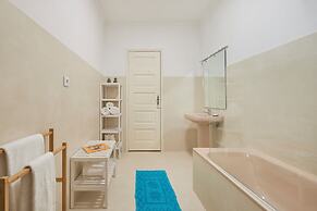 Light Filled & Renovated Apartment, By Timecooler