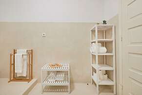 Light Filled & Renovated Apartment, By Timecooler