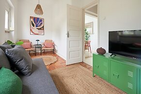 Light Filled & Renovated Apartment, By Timecooler