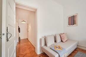 Light Filled & Renovated Apartment, By Timecooler