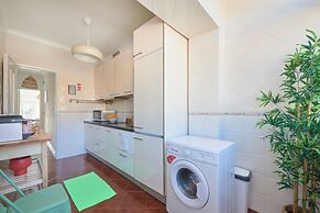 Central & Sunny 2Br Apt Near Beach, By Timecooler