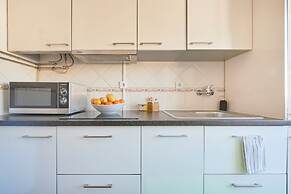 Central & Sunny 2Br Apt Near Beach, By Timecooler