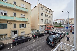 Spacious & Light Filled 4Br Apartment By Timecoler
